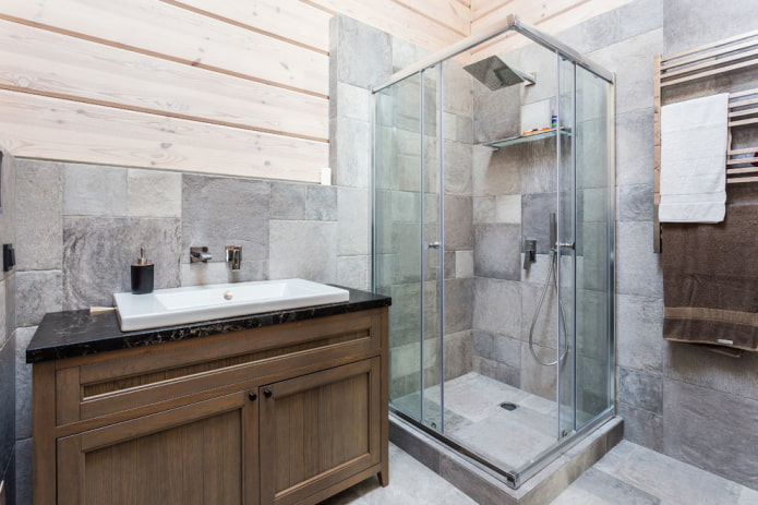 tegel onder beton in de douche in het interieur