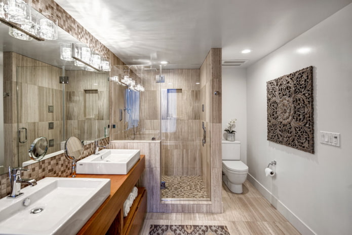 tegels met houtlook in een douche in het interieur