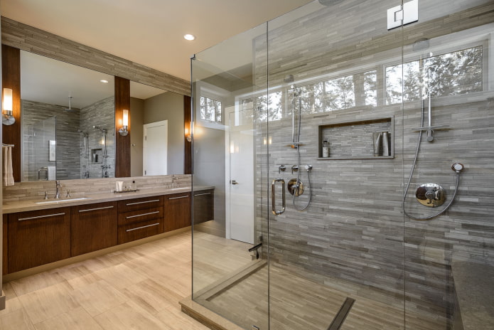tegels met houtlook in een douche in het interieur