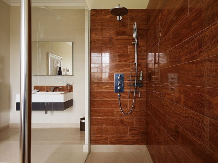 tegels onder de boom in de douche in het interieur