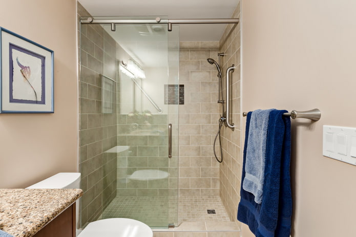 douche van beige tegels in het interieur