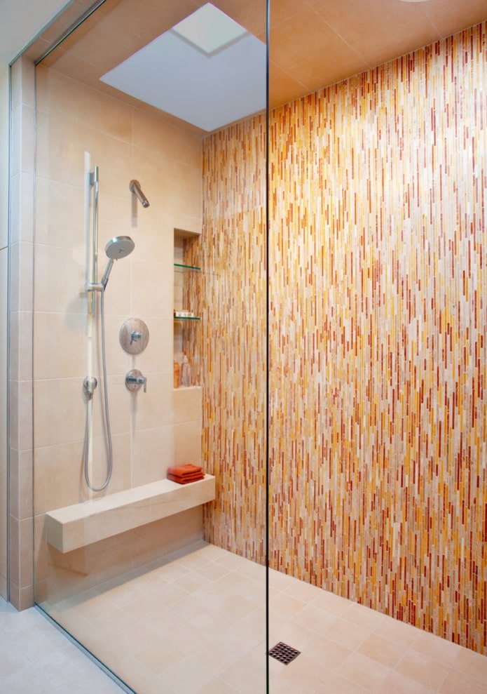 douche van moza?ek en tegels in het interieur
