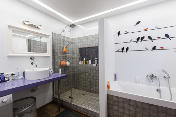 douche van grijze tegels in het interieur