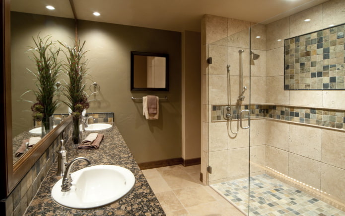 douche van moza?ek en tegels in het interieur