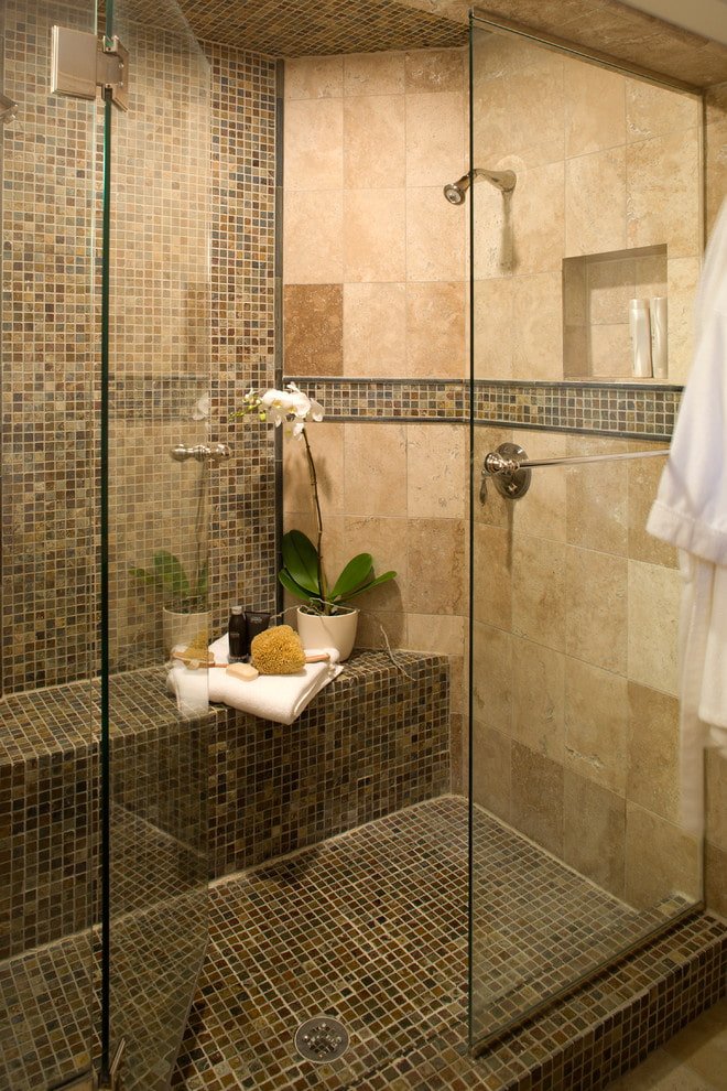 douche met betegelde zitting in het interieur