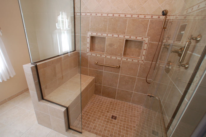douche met betegelde zitting in het interieur