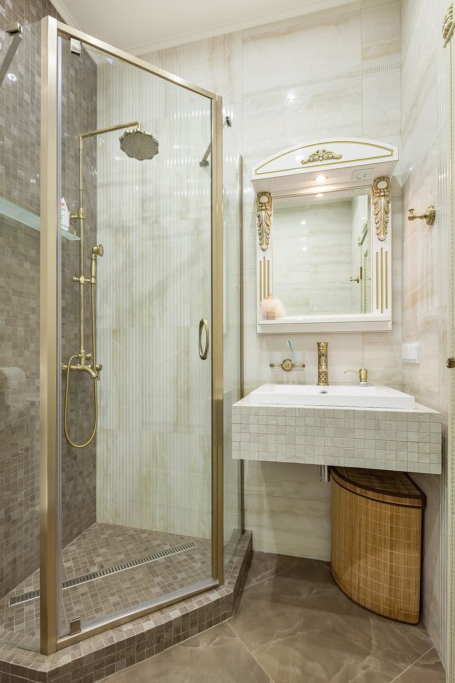 tegels in een kleine douche in het interieur