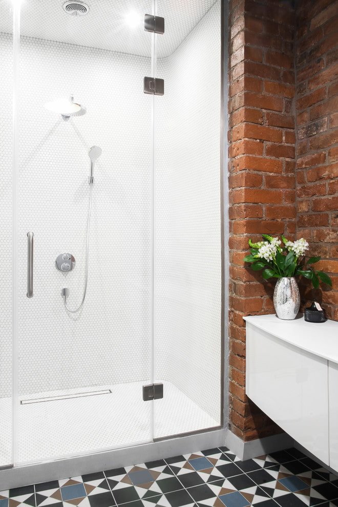 tegels in een kleine douche in het interieur