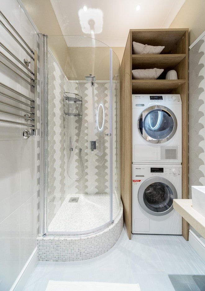 douchebak van tegels in het interieur