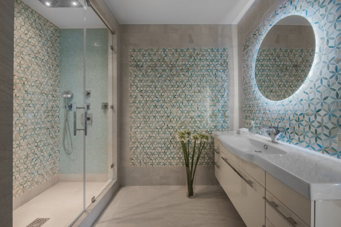 tegels in een kleine douche in het interieur
