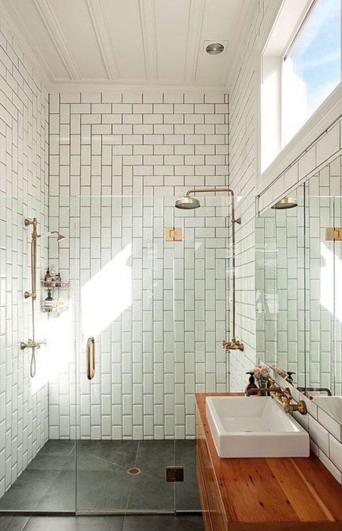 layout van tegels in de douche in het interieur