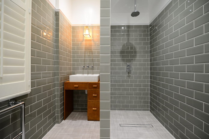 layout van tegels in de douche in het interieur