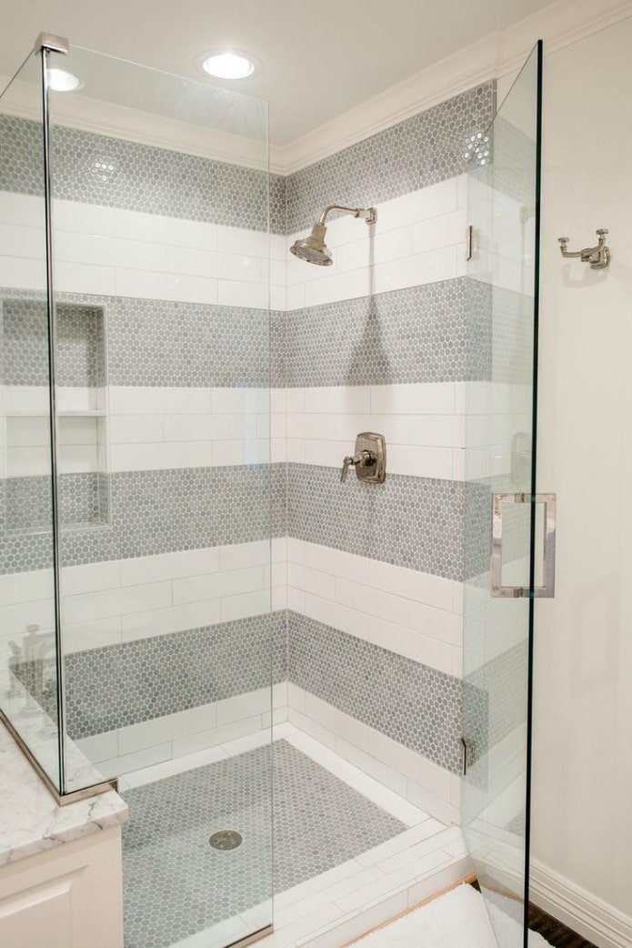 douche van moza?ek en tegels in het interieur