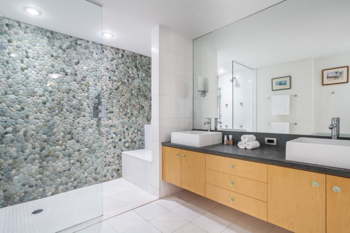 grote kiezelstenen in de douche in het interieur