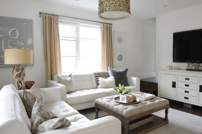 woonkamer met witte muren