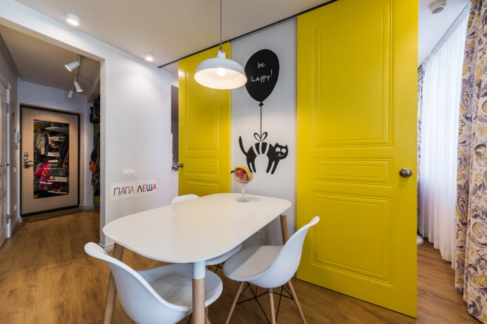 kamerdeuren in het keukeninterieur