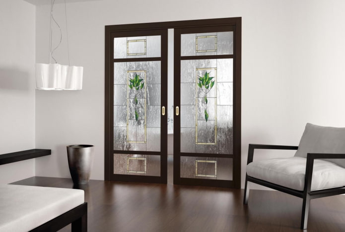 schuifdeuren met glas-in-lood in het interieur