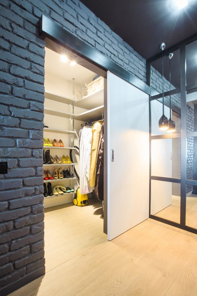 compartimentdeuren in het interieur van de kledingkast