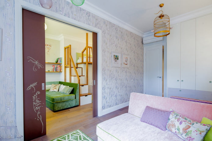compartimentdeuren in het interieur van de kinderkamer