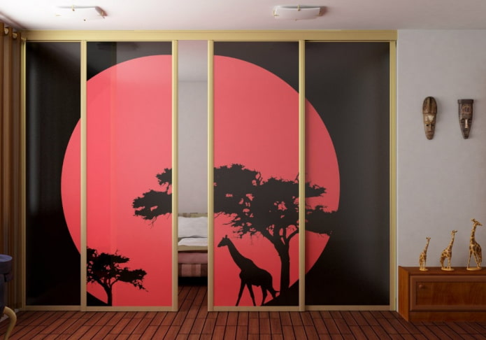 compartimentdeuren met fotoafdrukken in het interieur