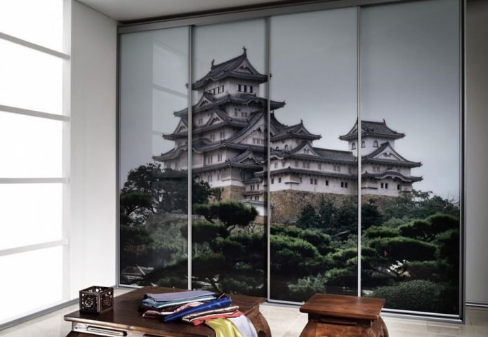compartimentdeuren met fotoafdrukken in het interieur