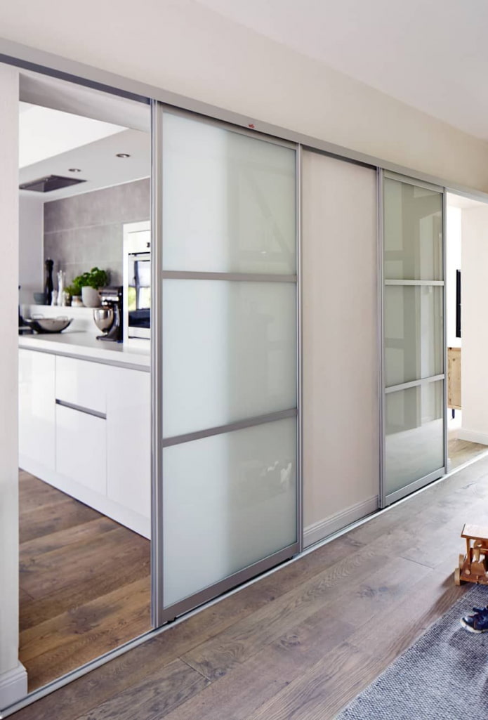 glazen compartimentdeuren in het interieur