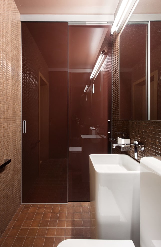 kamerdeuren in het interieur van een badkamer
