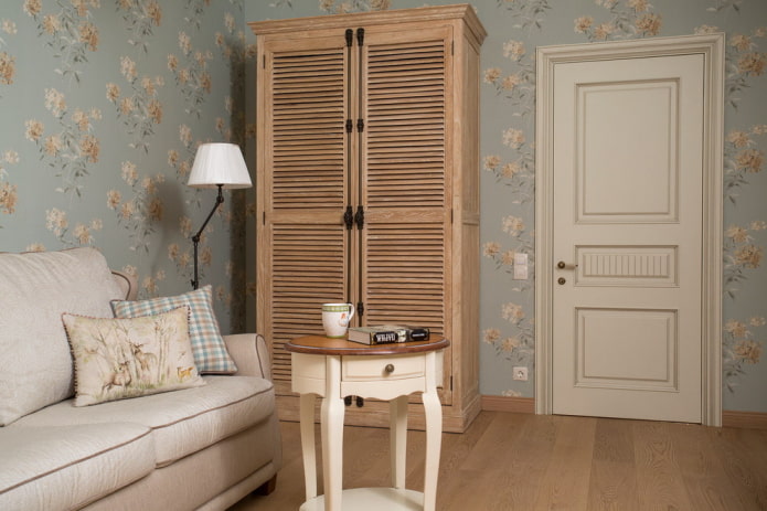 melkkleurige deuren en lichtbruin laminaat