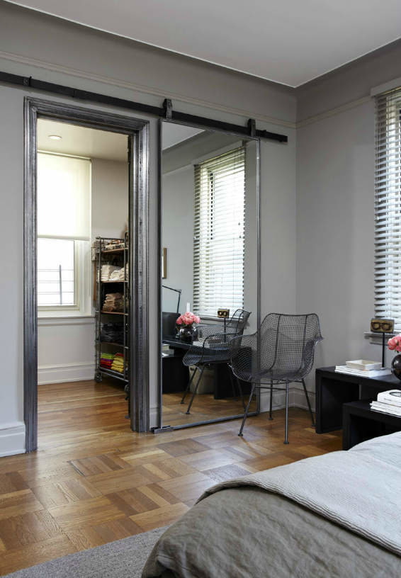kleedkamer met spiegeldeur in het interieur