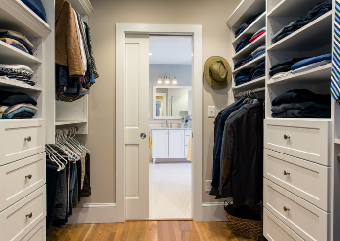 een etuideur in het interieur van een kleedkamer