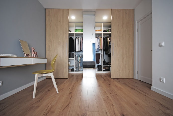 kleedkamer met schuifdeuren aan de binnenkant