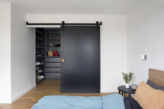 kleedkamer met een matte deur in het interieur van de slaapkamer