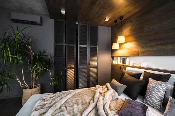 kleedkamer met louvredeuren in het interieur van de slaapkamer