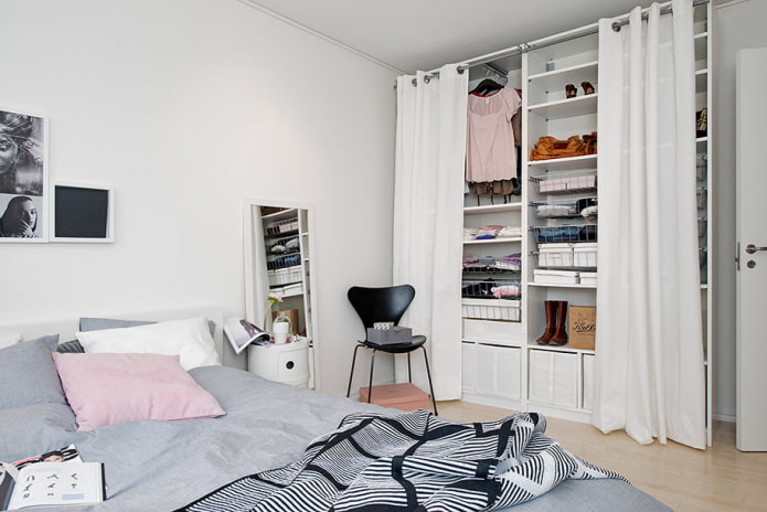 kleine slaapkamer met kleedkamer achter gordijnen