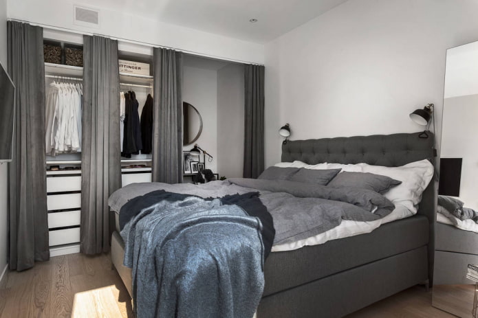 kleedkamer met textielpanelen in een nis in het interieur