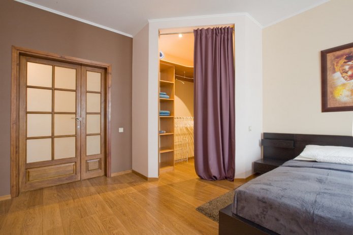 hoekkleedkamer in het interieur van de slaapkamer