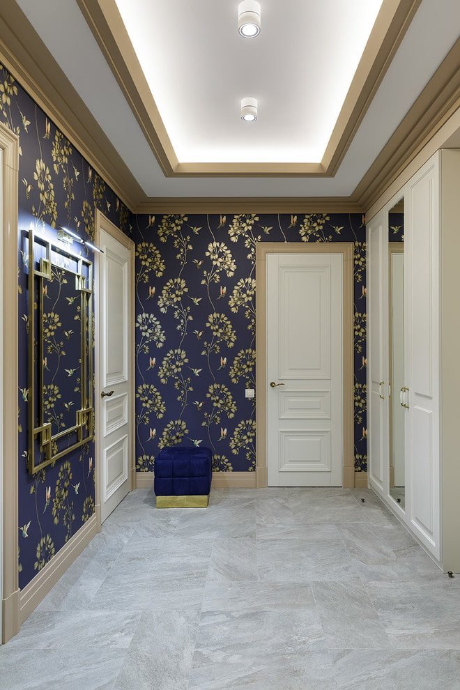 witte deuren in het interieur van de gang