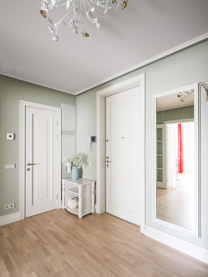 witte deuren in het interieur van de gang