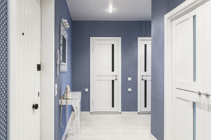 combinatie van deuren met de vloer in het interieur van de gang