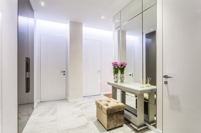 verborgen deuren in het interieur van de gang