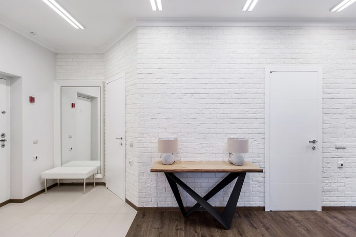 combinatie van deuren met muren in het interieur van de gang