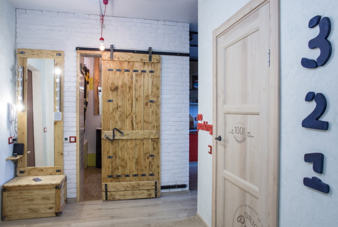 schuurdeur in het interieur van de gang