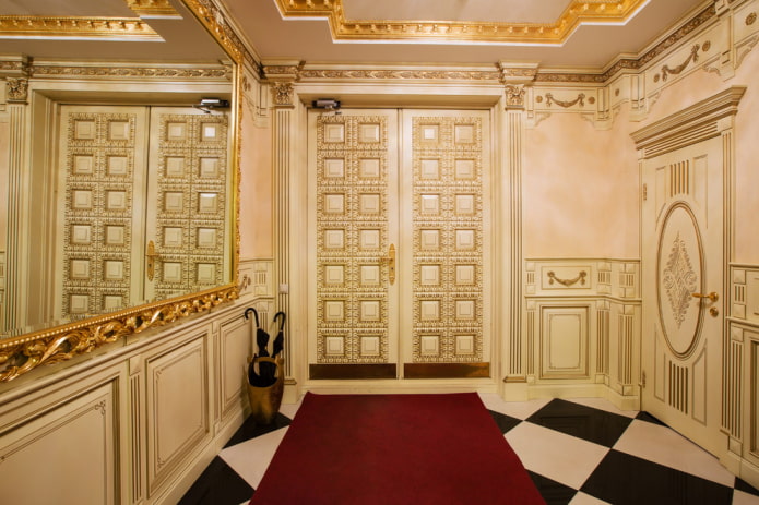 deuren in het interieur van de gang in een klassieke stijl