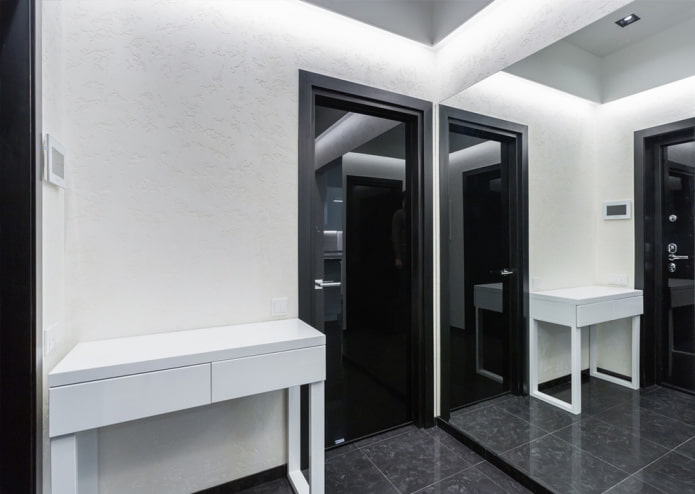 zwarte deuren in het interieur van de gang