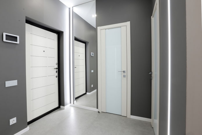 deuren in het interieur van de gang in een moderne stijl