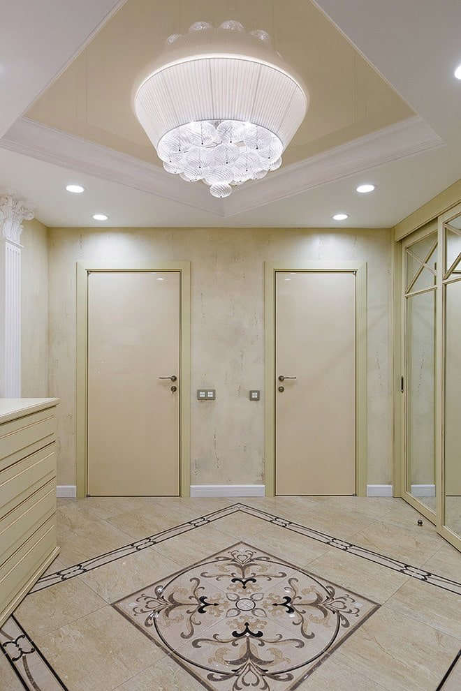 beige deuren in het interieur van de gang