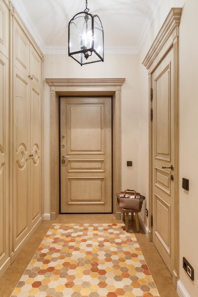 beige deuren in het interieur van de gang