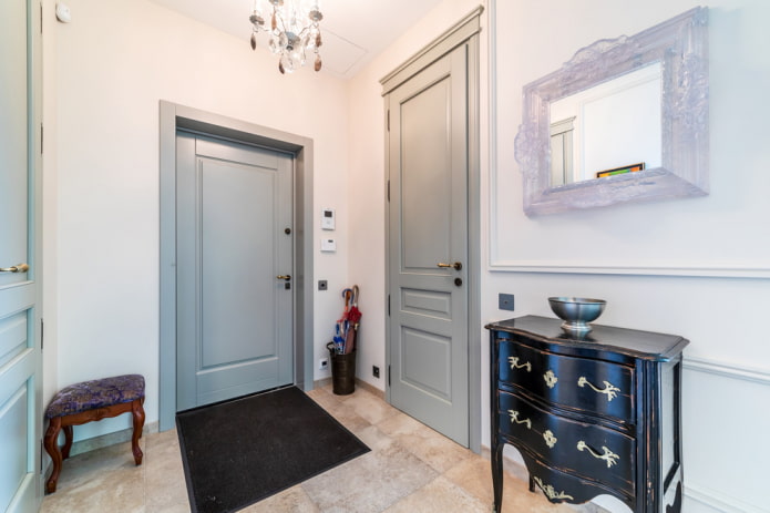 grijze deuren in het interieur van de gang