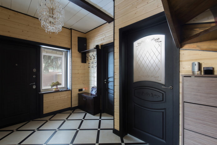 zwarte deuren in het interieur van de gang