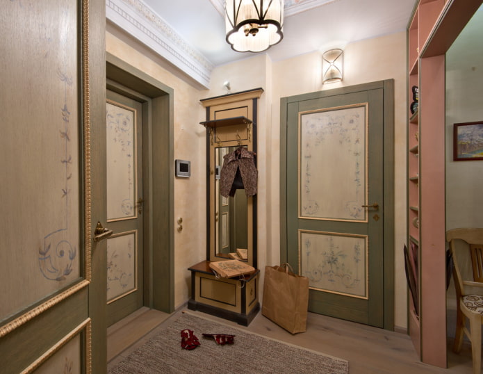 deuren met patronen in de hal interieur